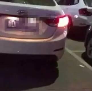 网约车被抓会拘留吗网约车被抓可能会拘留。如果网约车没有营运证、司机没有从业资格证或车辆不符合规定，都属于非法营运，会被执法人员现场扣留车辆并扣留相关证件，同时也会受到罚款的处罚。具体的处罚措施取决于当地的政策和法规。建议咨询当地的交通部门或相关机构，了解具体的法规和政策。同时，为了避免被抓，建议确保网约车平台合法合规，车辆和司机都具备相应的资质和证件。