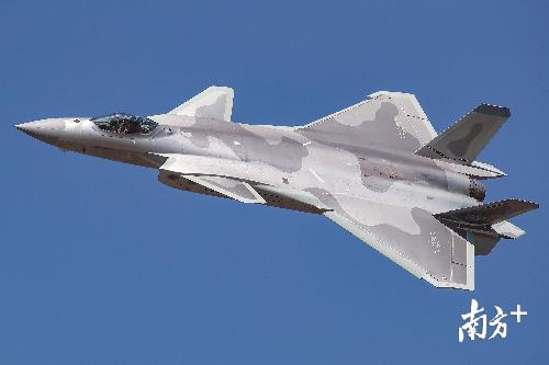 歼-20歼-20A歼-20S同框压迫感好强歼-20、歼-20A和歼-20S是中国自主研发的第五代战斗机，它们的同框出现确实会给人一种强烈的压迫感和震撼感。这些战斗机代表了中国的航空工业的高水平，展示了国家在军事技术和国防能力方面的强大实力。